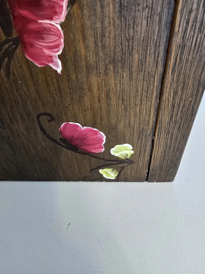 Caja de pañuelos de madera marrón pintada a mano hecha a mano con flores de mariposas firmada  Foto 3 de 4