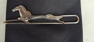fermacravatta Stratton anni '30 circa art deco stilizzata cavallo imitazione oro fermacravatta