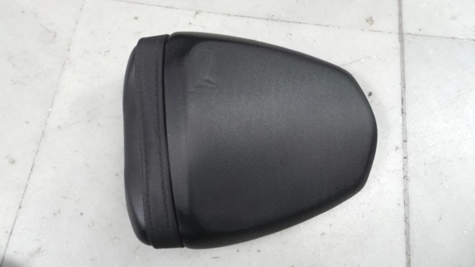 SUZUKI GSXS 750 Z 2017 REAR SEAT TAIL SEAT GENUINE VERY GOOD CONDITION LOOK — 第 2/4 张图片