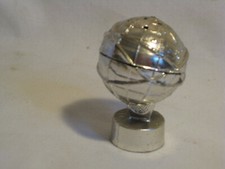 vintage N.Y.W.F souvenir globe Earth salt shaker Japan mfg.