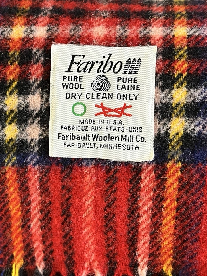 Manta a cuadros de lana vintage de Faribo en tiro rojo clásico con flecos Foto 2 de 4