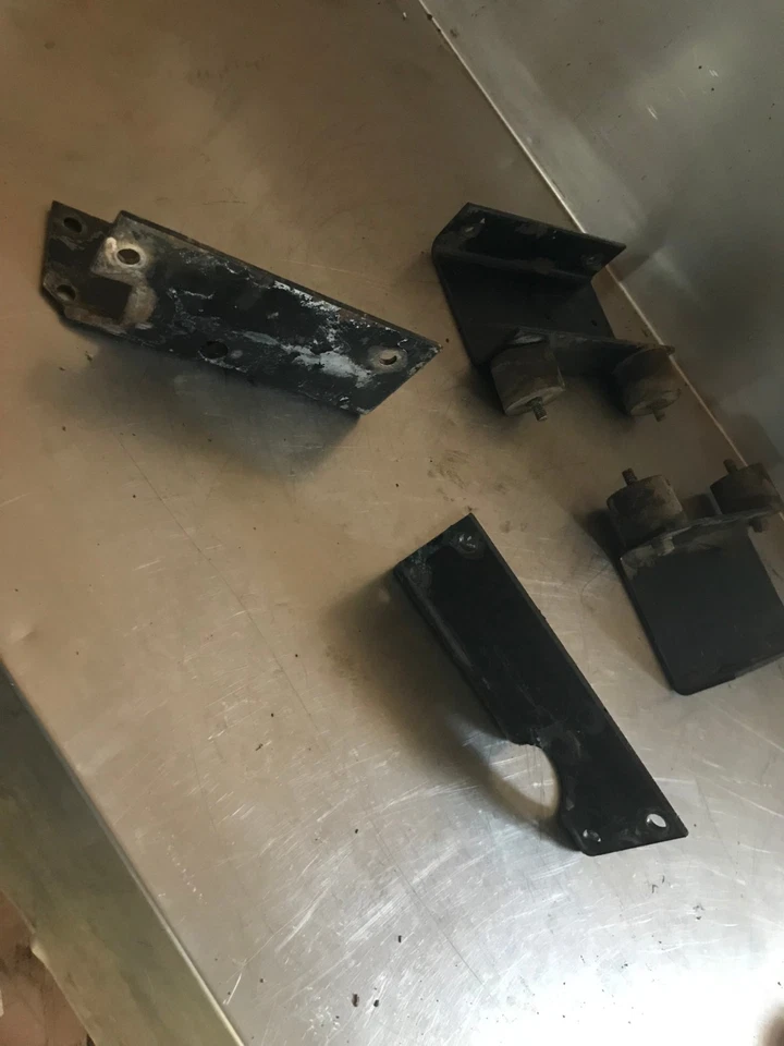 Soportes de montaje de motor de motor diésel Kubota D600 para máquina Woods Mow N 1860 Foto 3 de 4