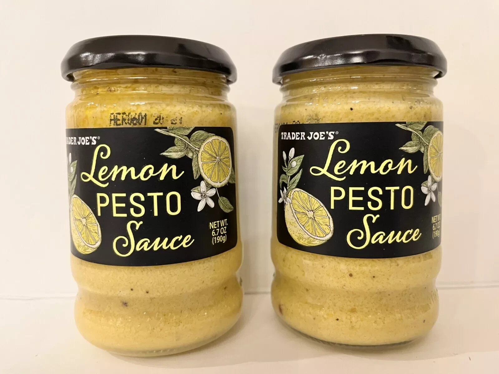 2 botellas de salsa pesto limón Trader Joe’s
