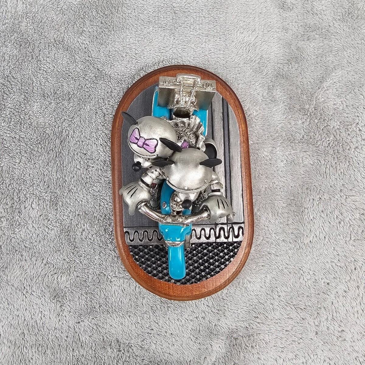 mickey　ヒッチ台座 Chilmark Pewter Mickey Mouse Two Wheeling HEAD OUT ON THE