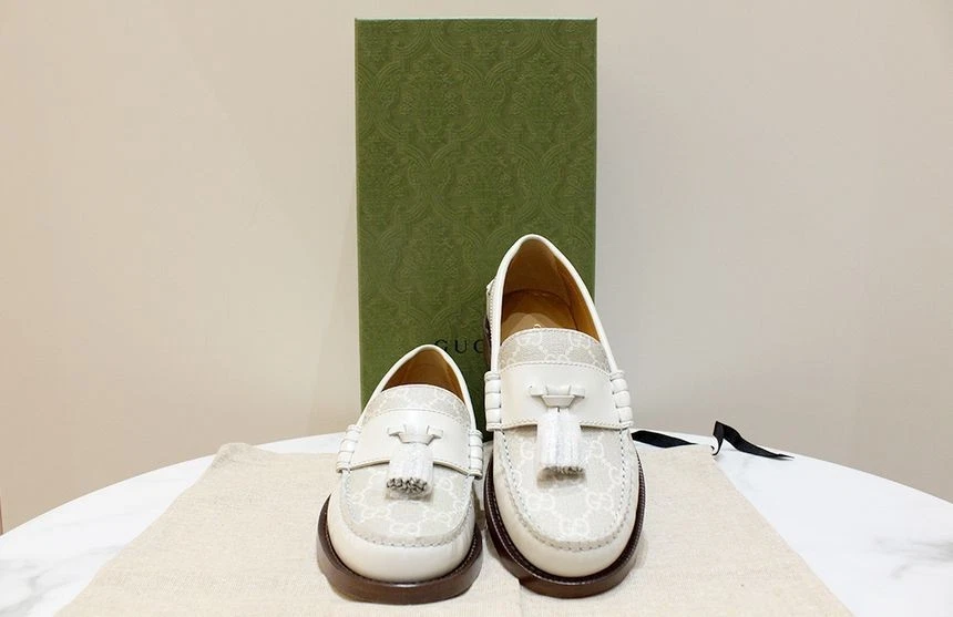 Mocassins blancs CHANEL Gucci GG Supreme à pompons 34 (210 mm) 694866 121783793