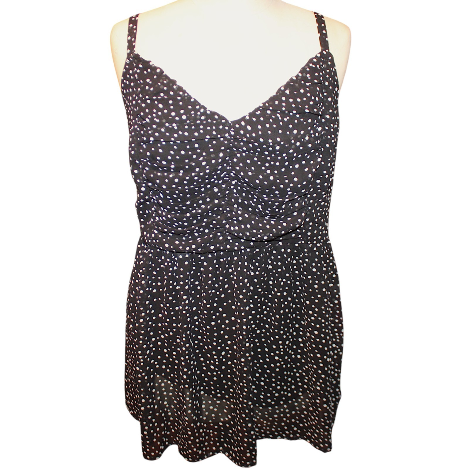 Camiseta sin mangas Babydoll de gasa a lunares negra talla 2 2X Torrid cuello en V cami fruncida