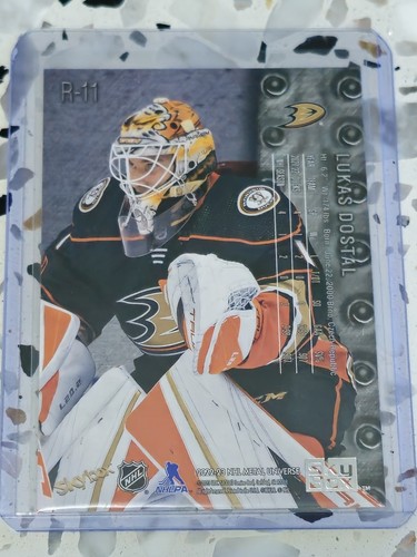 Lukas Dostal- 1998-99 Retro Rookie #R-11 - 2022-23 Skybox Metal Universe - Bild 2 von 2