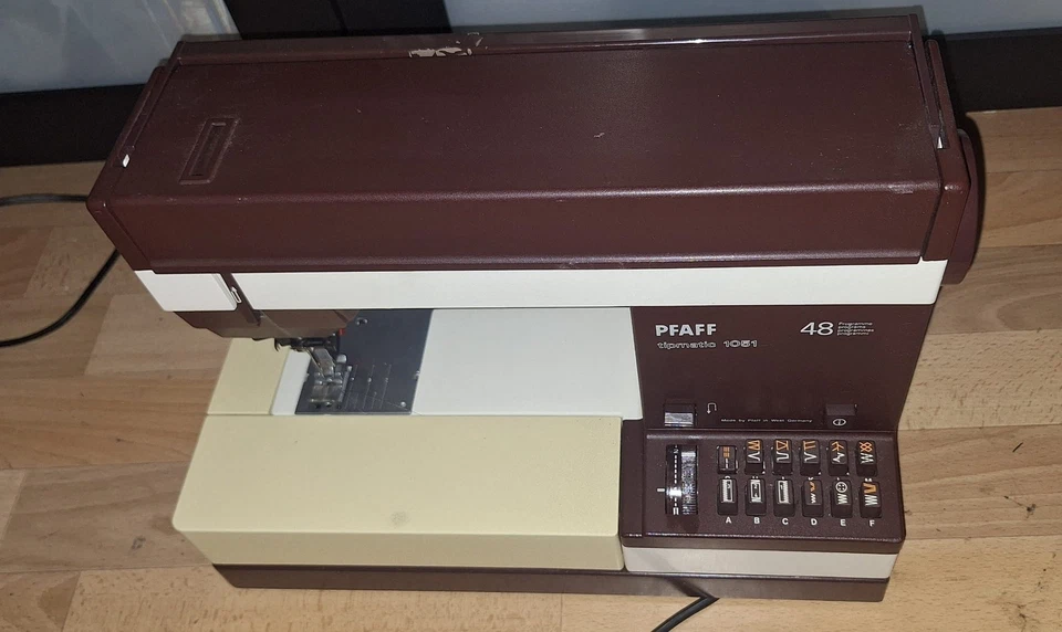 Pfaff tipmatic 1051 Freiarm Flachbett mit IDT Nähmaschine - Bild 4 von 4