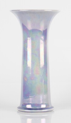 Ruskin Pottery Lavendel / Delphinium Glasur Lilie Vase, datiert 1924
