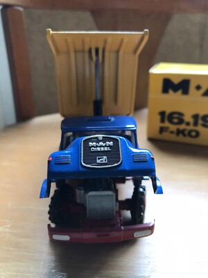 Camion à benne basculant sur 3 côtes MAN TGS M 4 essieux Conrad Modelle