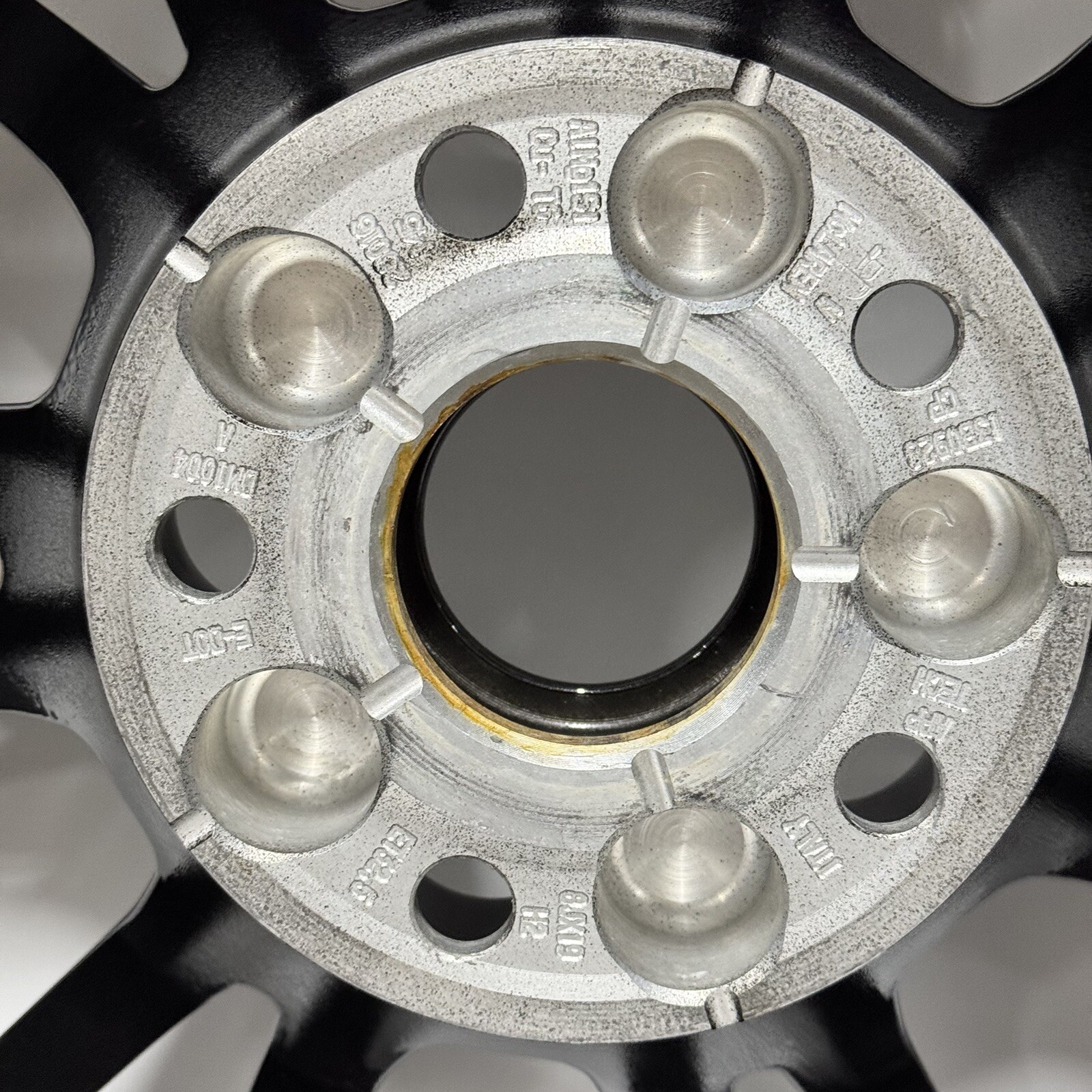 (1) McLaren 570S MACHINED BLACK FRONT Wheel 8JX19” P/N 13B0928CP OEM