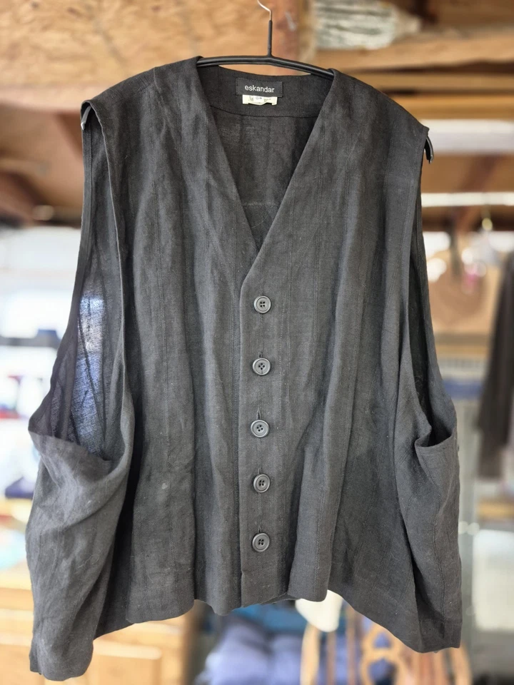 Colete Feminino Eskandar 100% Linho O/S Preto Botão Frente Sem Mangas Minimalista - Imagem 2 de 4