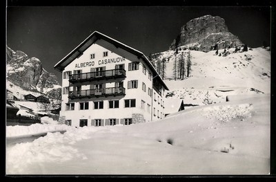 AK Colfosco, Albergo Casanova in inverno con montagne innevate sullo sfondo 