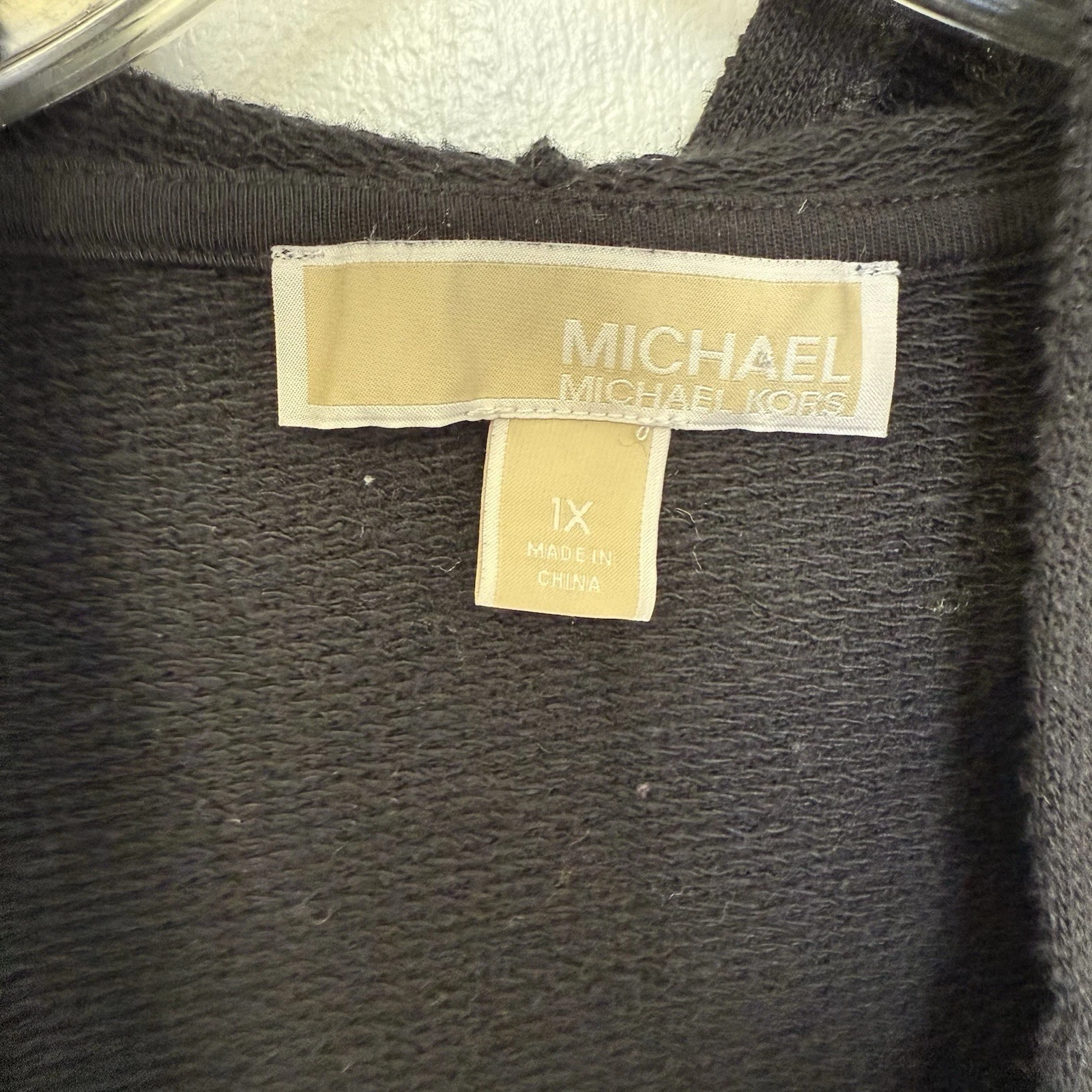 Maglione Michael Kors nero alto basso stringato davanti con cappuccio 1x logo gemma