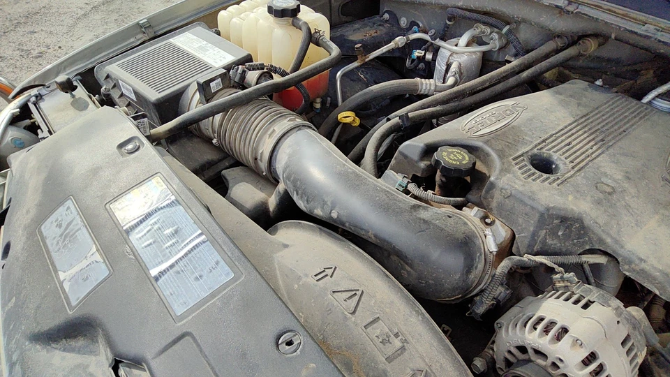 Sierra 2500 HD 1999-07 caja de filtro de admisión de aire completa carcasa con tubo fabricante original 8,1 l Foto 2 de 4