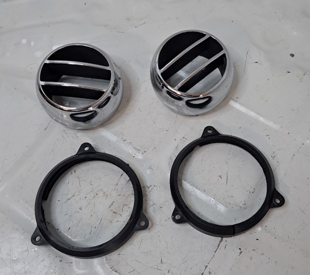 1981 88 Rolls Royce Silver Spur - Dash Center A/C Vent Pair  S6C