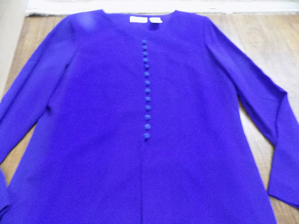 De Colección Liz Claiborne 2 piezas Falda Traje Chaqueta Larga Botón Lazo Blazer Púrpura talla 12 Usado en Excelente Condición Foto 2 de 4