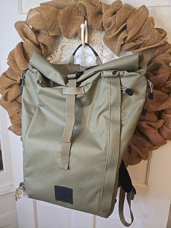 Mochila para cámara F-Stop Dalston 21L tapa enrollable DSLR portátil sin espejo - caqui/negro Foto 2 de 4