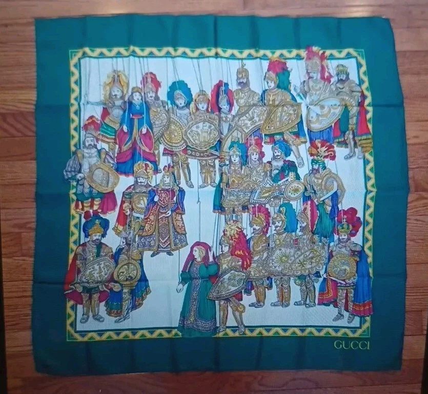 Rare foulard vintage Gucci époque médiévale marionnettes soie 34