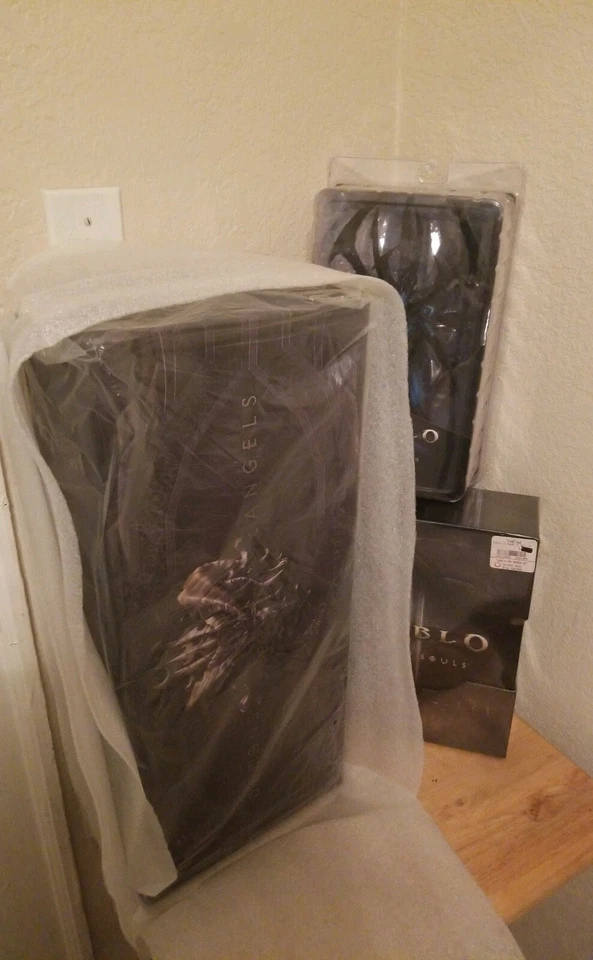 Diablo III Chess Set Demons and Angels Limited Edition Collectors Set - Image 3 of 3