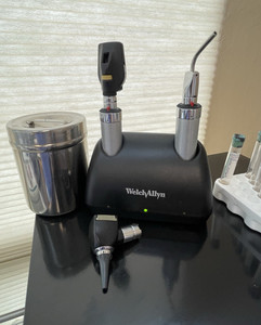 Welch Allyn 767 Otoscope & Ophthalmoscope Set w/ 2 Handles & Base