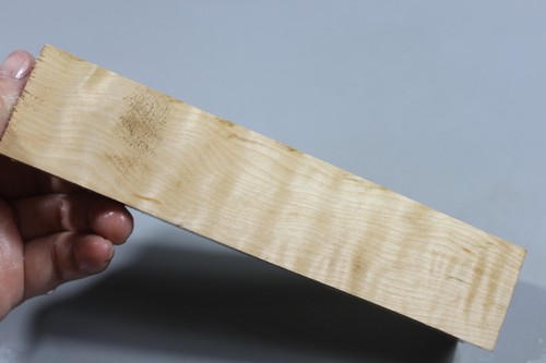 Cuchillo Escalas Ondulado Madera de Arce Pluma Giratoria en Blanco 7.1"x1.5"x1.2" - Imagen 4 de 5