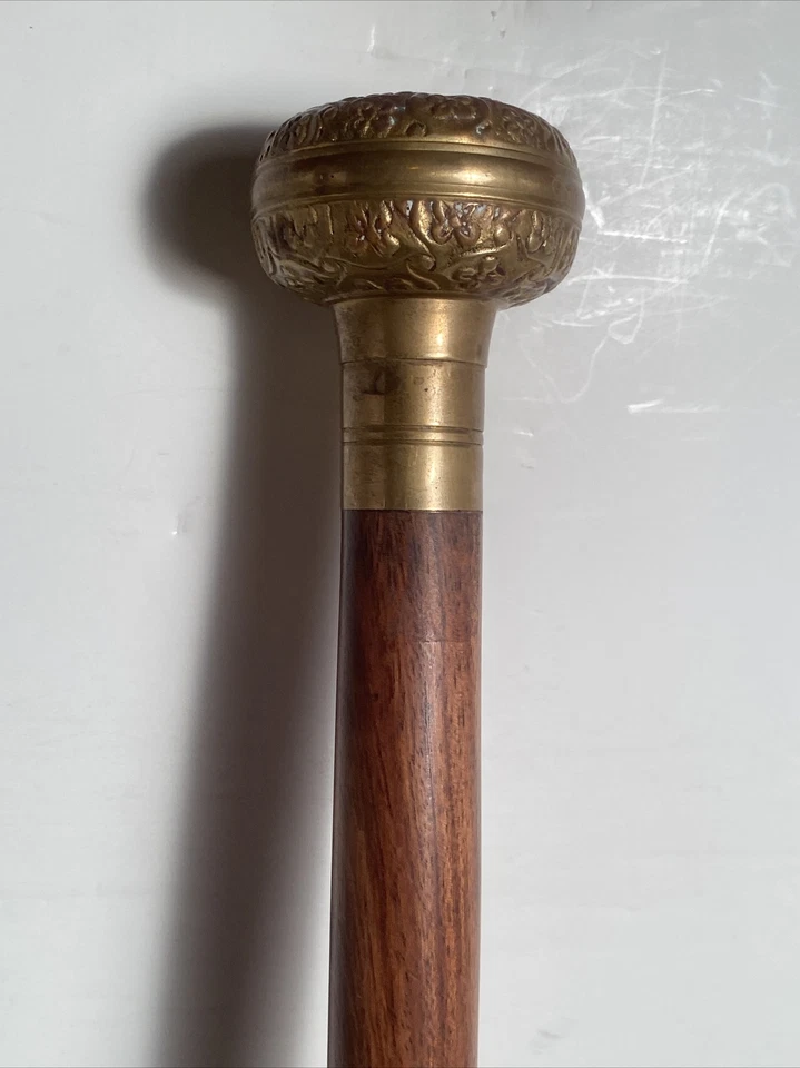 Perilla redonda de latón vintage caña de madera mango de latón de 35" Foto 2 de 4