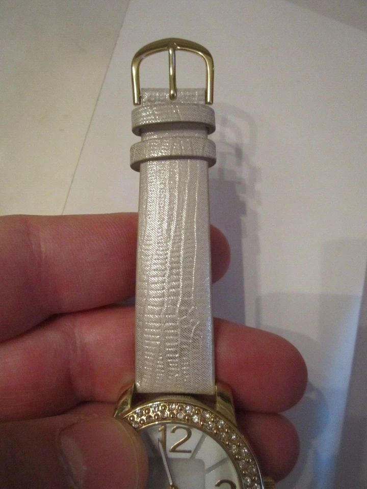 RELOJ CHICO'S - CORREA DE CUERO PLATEADO - CRISTALES EN BISEL - BBA-26 Foto 3 de 4