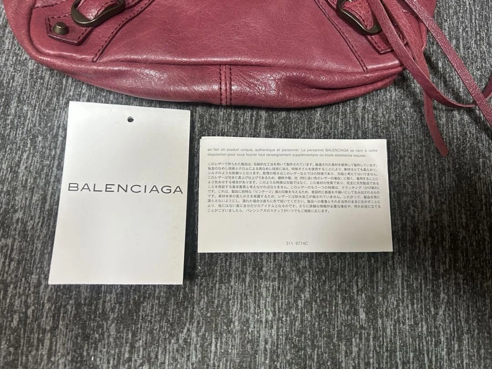 Bolsa BALENCIAGA Estilo Vintage Detalle Cuero Usado Una Vez Correa Dañada Negra Foto 4 de 4