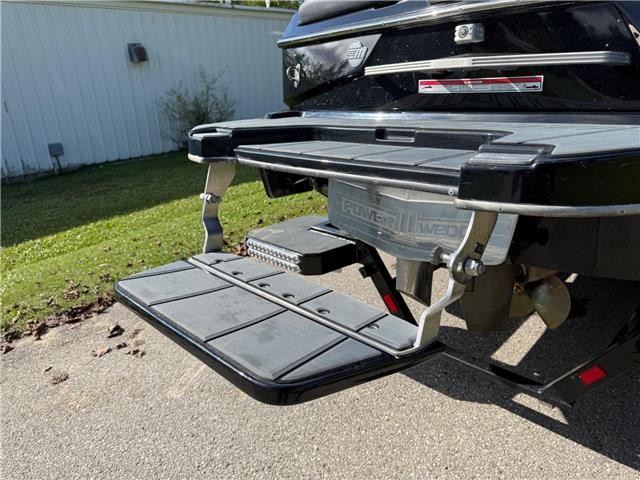 2020 Malibu 23 LSV  Black