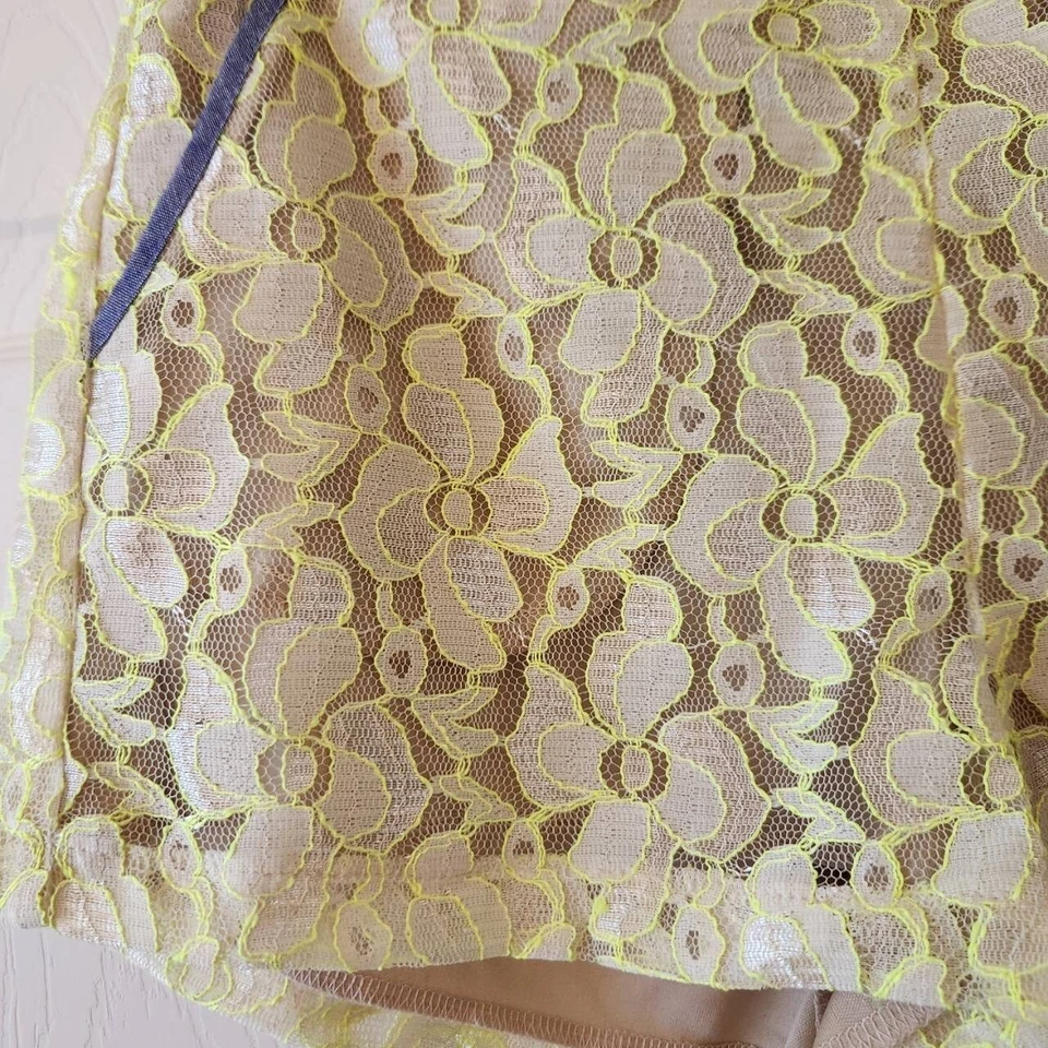 Pantalones cortos exuberantes para mujer con superposición de encaje floral S Foto 2 de 4