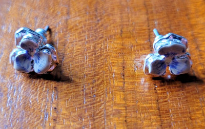 Fabel Emaille Stiefmütterchen Blume Ohrstecker mit OVP.