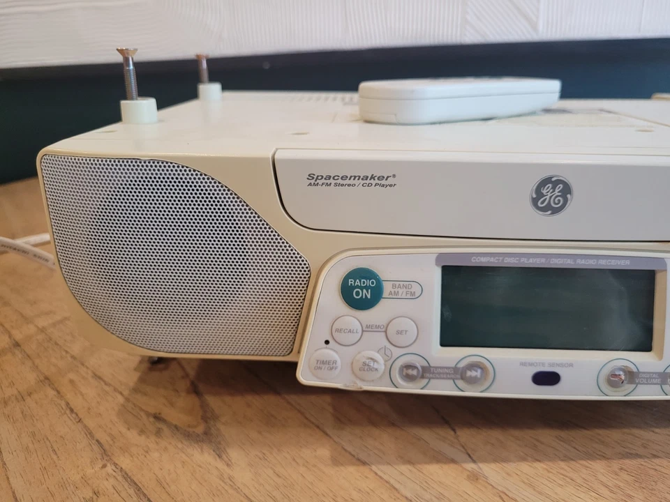 GE SpaceMaker Stereo CD Player AM/FM Radio W/Light Under Cabinet 7-5290B - Image 4 of 4