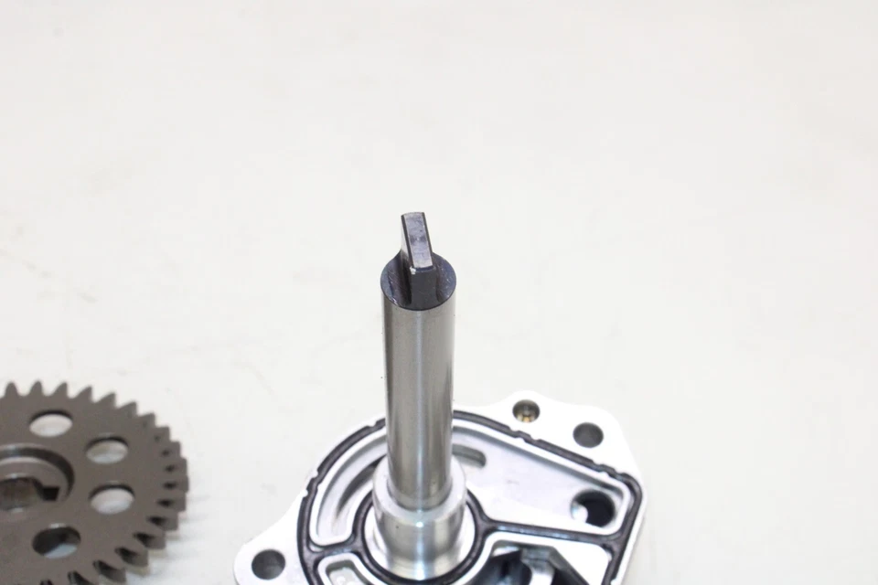 01-09 SUZUKI HAYABUSA GSX1300R BOMBA DE ACEITE DE MOTOR OEM Foto 4 de 4