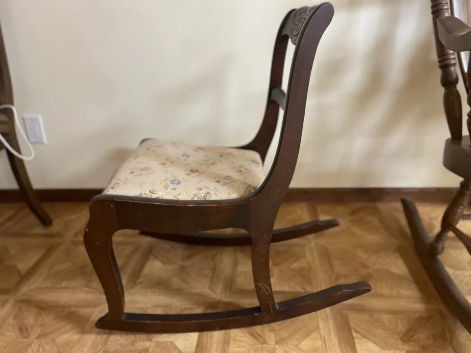 Mecedora infantil antigua con respaldo rosa Foto 3 de 4