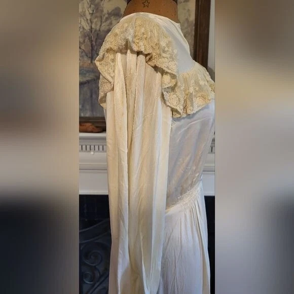 OFF WHITE Vestaglia vintage anni 30 40 Impero in raso bianco sporco con pizzo