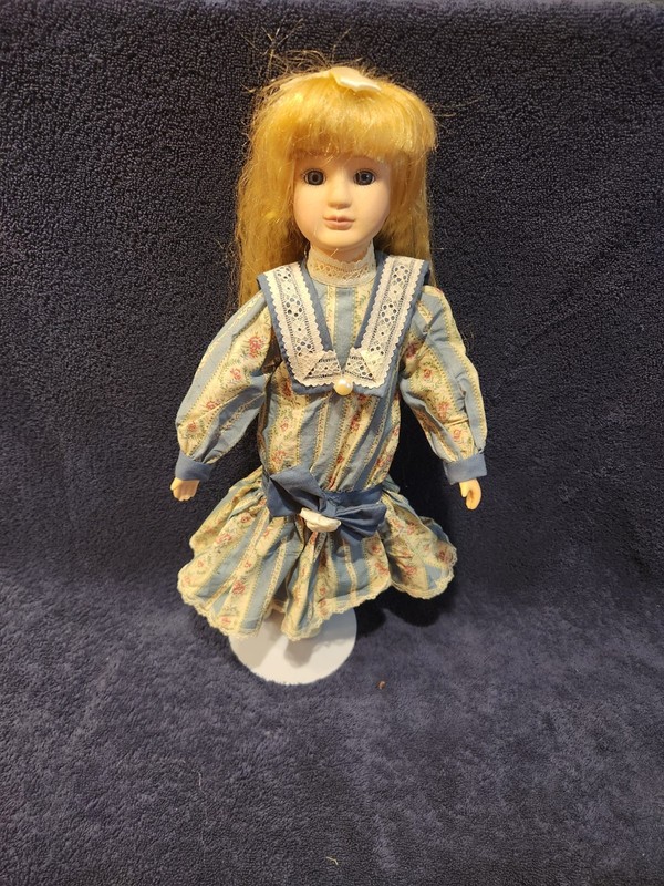 17'' anco  porcelain doll 1994 + stand vintage classic collectible