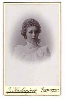 Fotografie F. Hackenjost, Pirmasens, hübsche junge Frau Marg. Puttich, 1899 