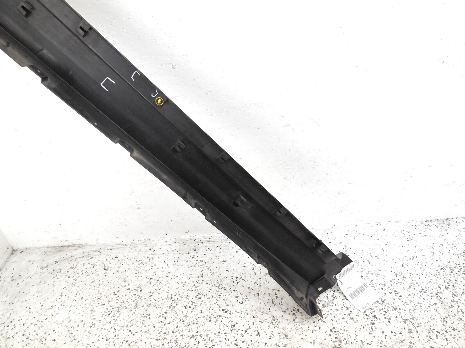 2017 17 Maserati Levante Rocker Panel Side Skirt Moulding Passenger Right OEM