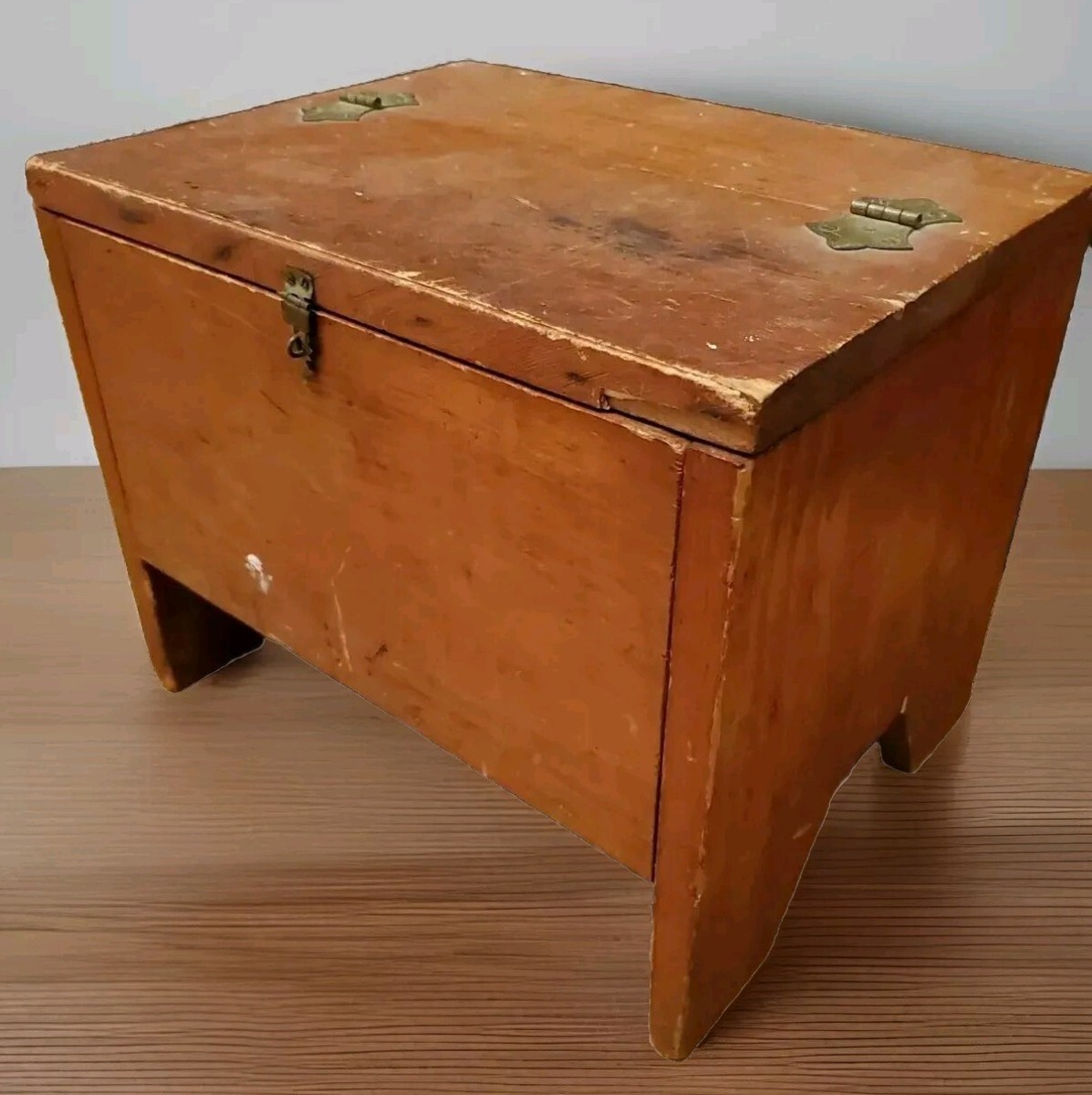 Antique Wood SHOE SHINE BOX STOOL Foot Rest Hinged Lid Storage +