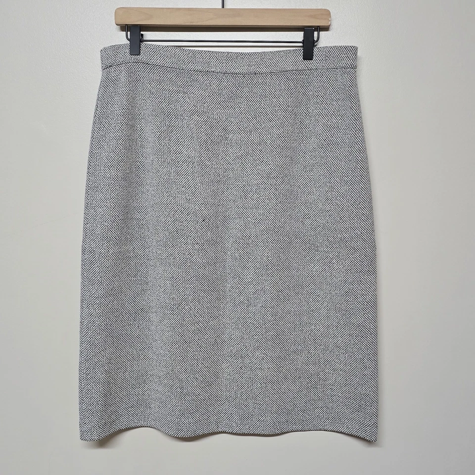 St. John White Black Tweed Knit Knee Length Skirt Size 12 Academia Quiet Luxury