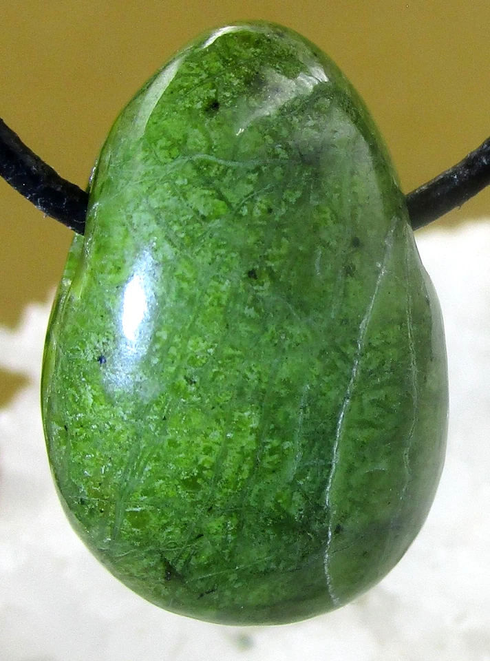 Nephrit TROPFEN Anhänger TROMMELSTEIN gebohrt Nr.16 - Bild 2 von 2