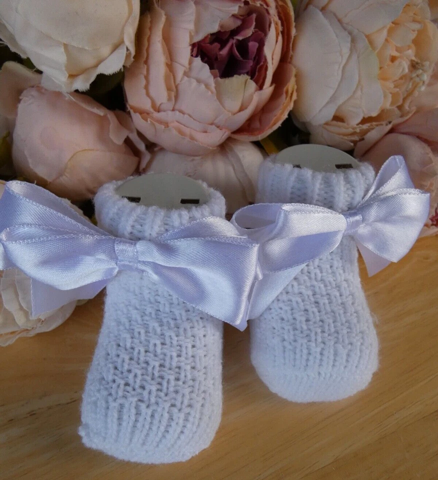 Botinhas de malha bebê meia cetim laço menina menino branco batizado casamento até 6m - Imagem 4 de 4