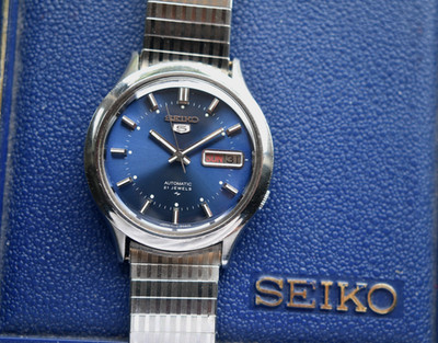 Dezember 1974 Seiko Automatik Herrenuhr Stahlarmband Tag Datum blaues Ziffernblatt Box