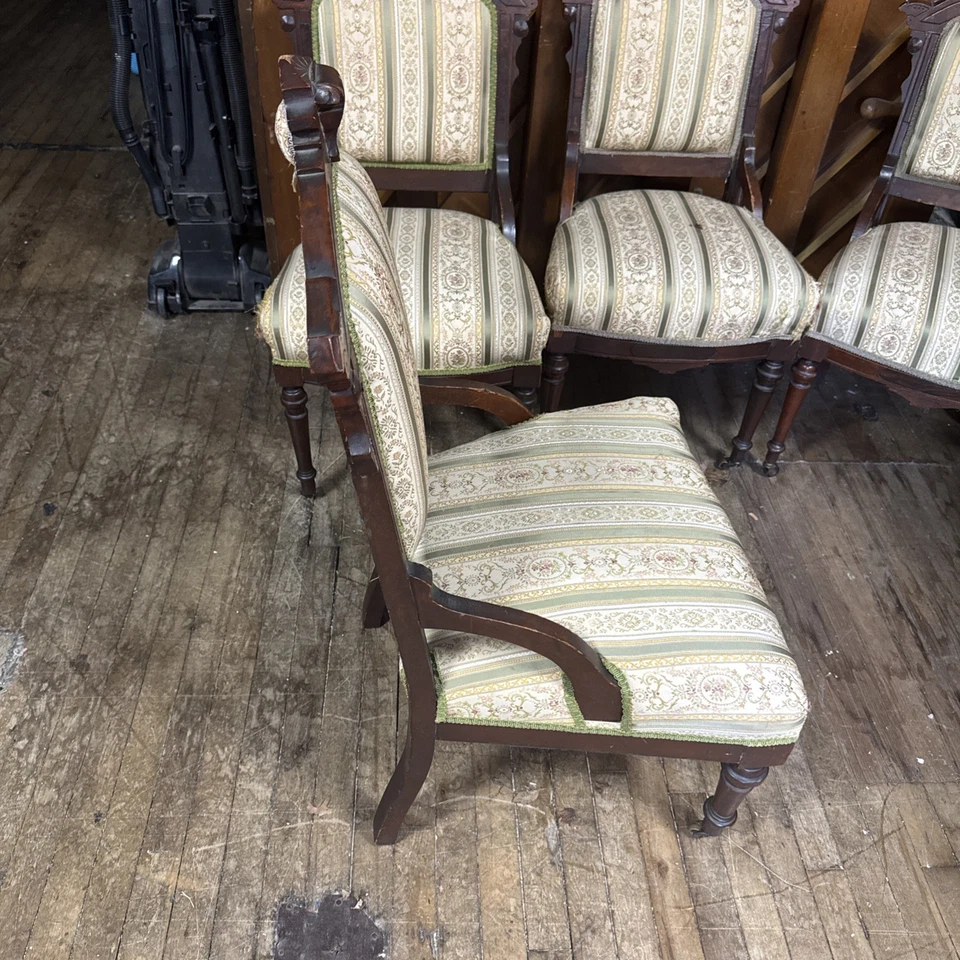 Juego de 4 sillas antiguas de comedor de madera tallada estilo Eastlake floral Foto 3 de 4