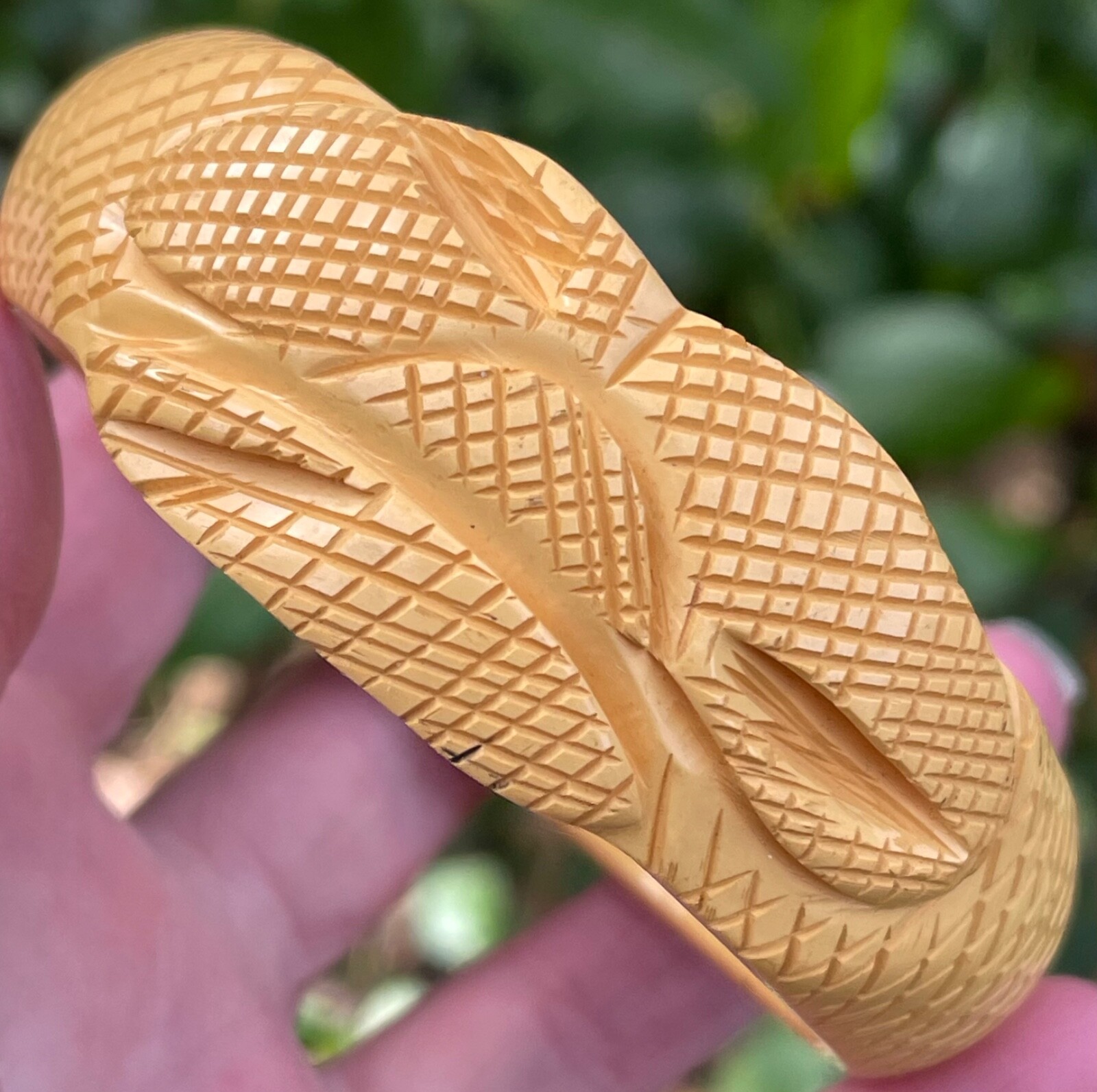 Bakelite snake scale pattern bangle bracelet vint… - image 2