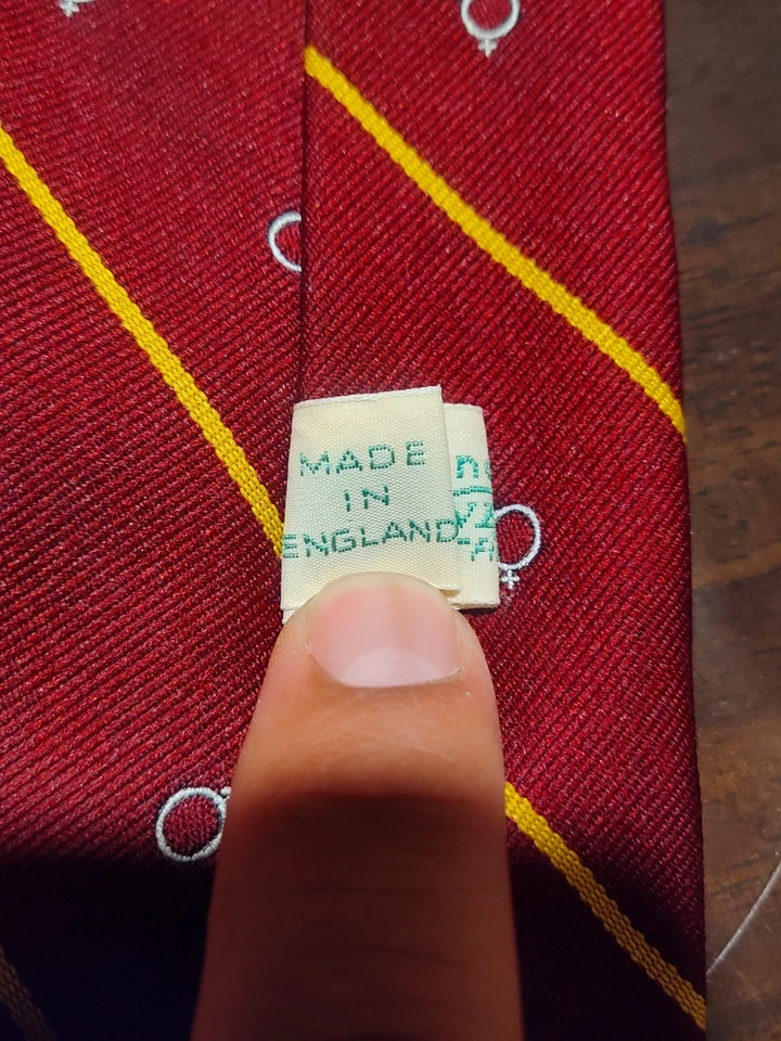 Rojo Terileno con Rayas y Formas Doradas (54" largo 3" 3/4 grueso) Foto 4 de 4