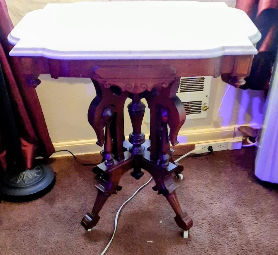 Mesa auxiliar de salón antigua victoriana Eastlake con incrustación de nogal con tapa de mármol del siglo XIX Foto 3 de 4