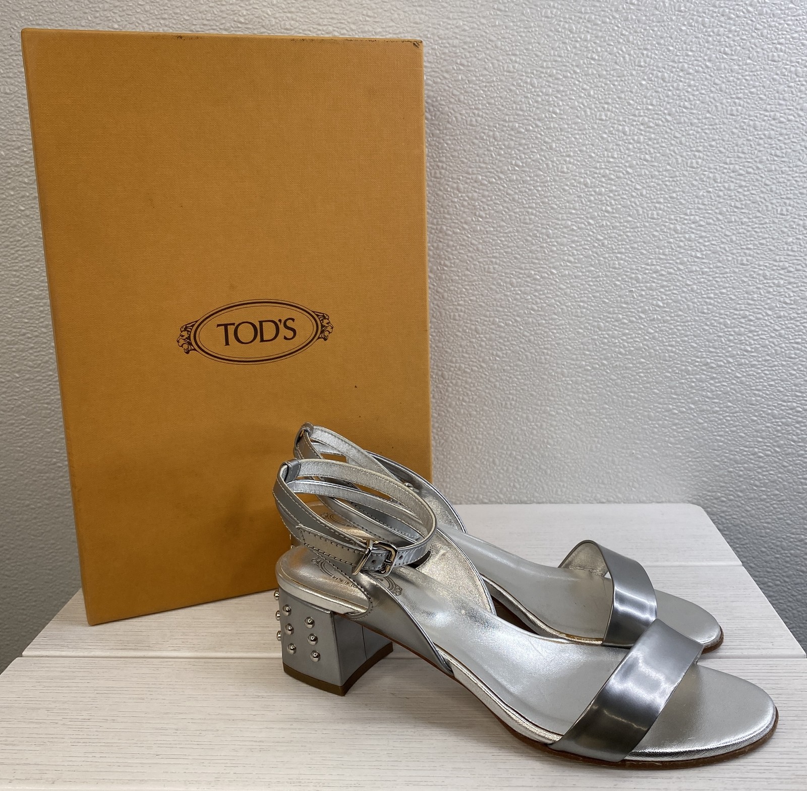Tods Sandals Womens US7 EU37 Leather Silver Studded Heel Ankle Strap *PREOWNED*