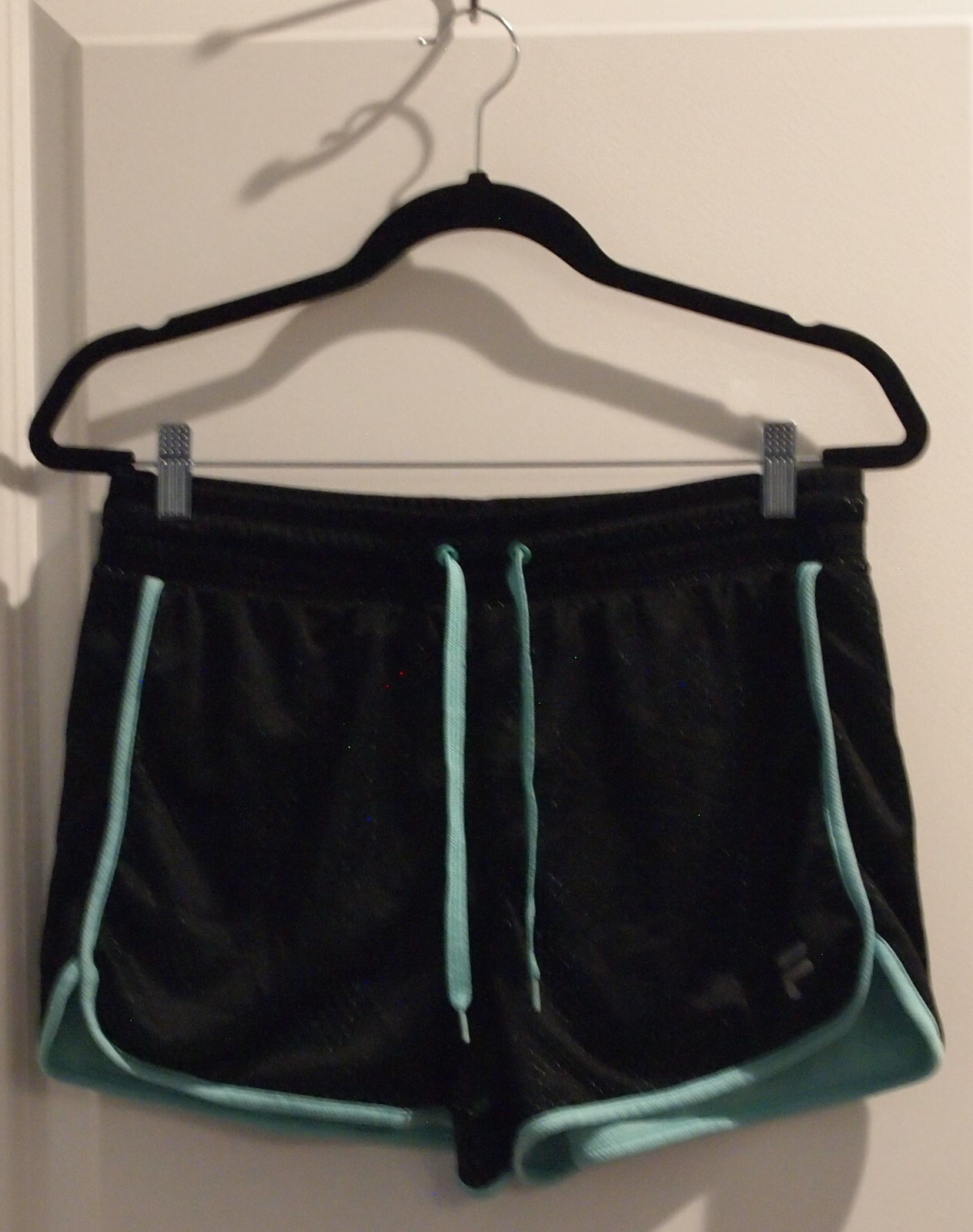 Pantaloncini atletici neri con strisce e corde in verde acqua di Fila taglia M